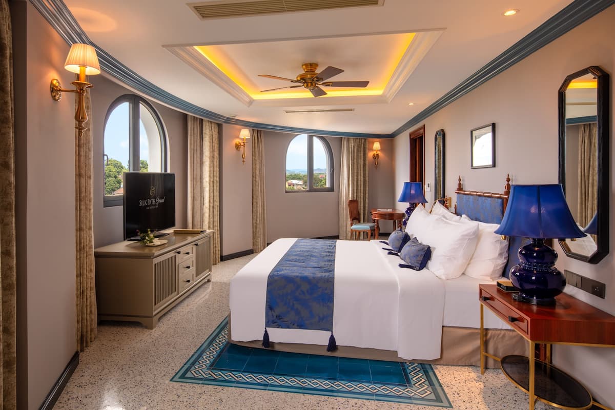 Executive Suite | 1 bedroom, minibar, in-room safe, desk