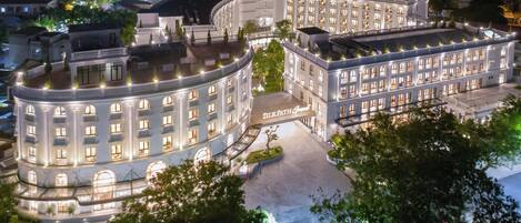 Voorkant accommodatie - avond/nacht