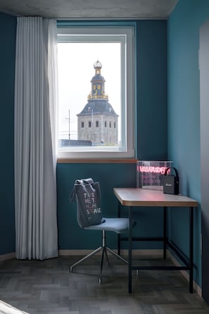 Kamer | Luxe beddengoed, een kluis op de kamer, een bureau