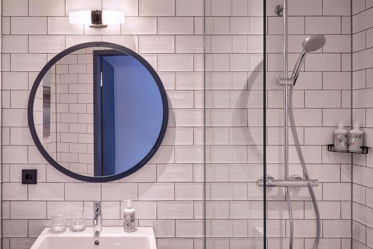 urban basic | bathroom | shower, rainfall showerhead, hair dryer, towels