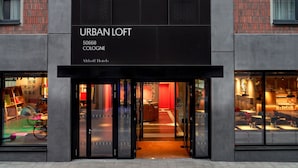 L’Urban Loft, un hôtel moderne à la façade en verre, est situé au 50668 Cologne.