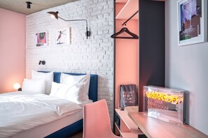 Comfort tweepersoonskamer | Luxe beddengoed, een kluis op de kamer, een bureau