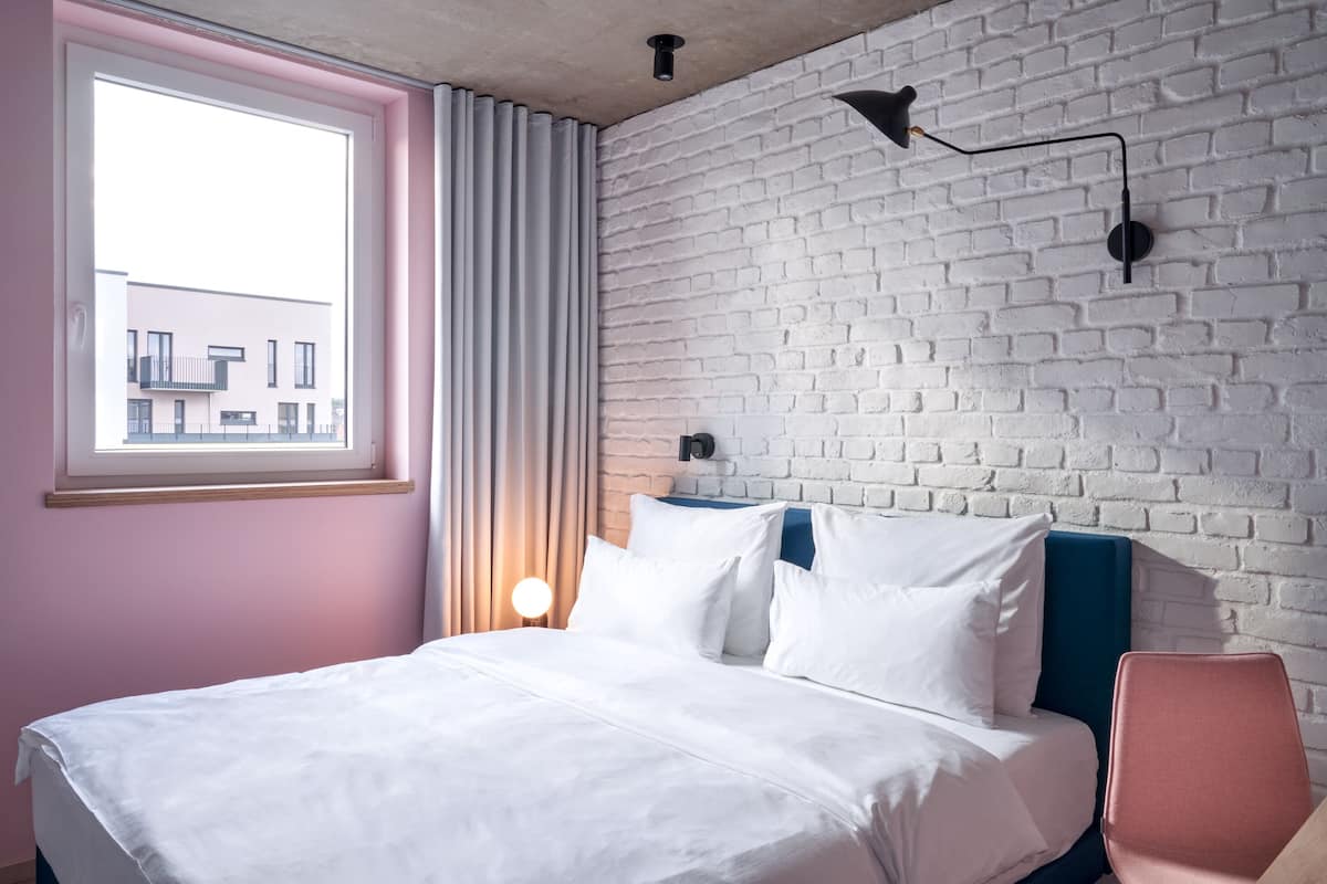 Urban Basic | Premium bedding, in-room safe, desk, blackout curtains
