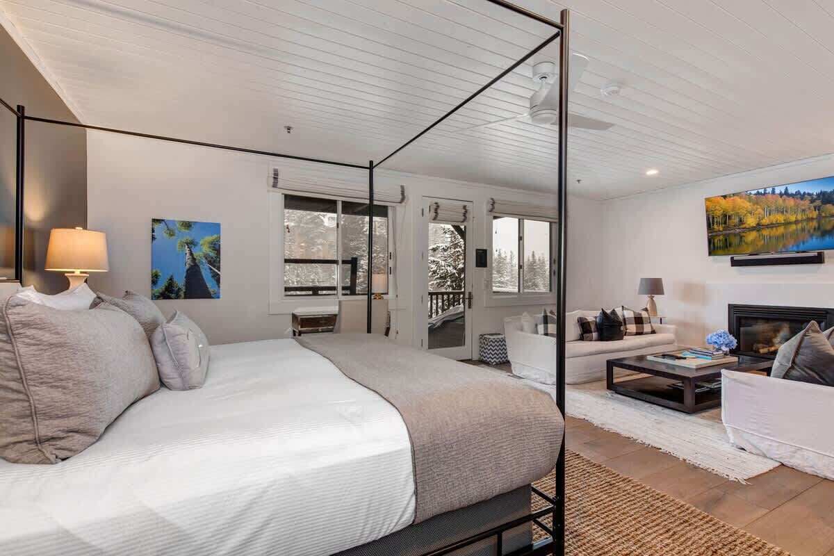4 bedrooms, iron/ironing board, WiFi, bed sheets
