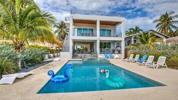 Utomhuspool och uppvärmd pool