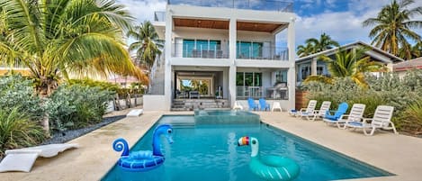 Piscina a l'aire lliure i piscina climatitzada