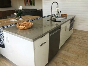 Fridge, microwave, oven, stovetop - ~BOOK NOW~APRIL-MID MAY 2026~650/NT~ Fish, Swim, Relax! Pool & Dock–NEAR BEACH (Marathon)