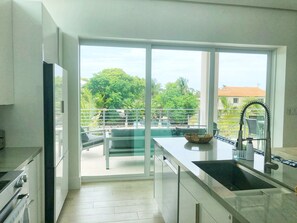 Refrigerador, microondas, horno y parrilla de estufa