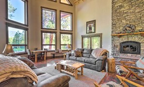 TV, fireplace, DVD player, books - Hot Tub Soaks & Spot Wildlife! Garden Valley Cabin (Garden Valley)