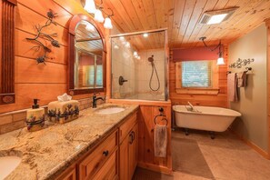 Badewanne, Haartrockner, Handtücher, Seife