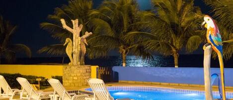 Piscine extérieure, chaises longues