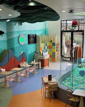 Minibar, in-room safe, desk, laptop workspace - D'Lecia Ha Long (Ha Long)