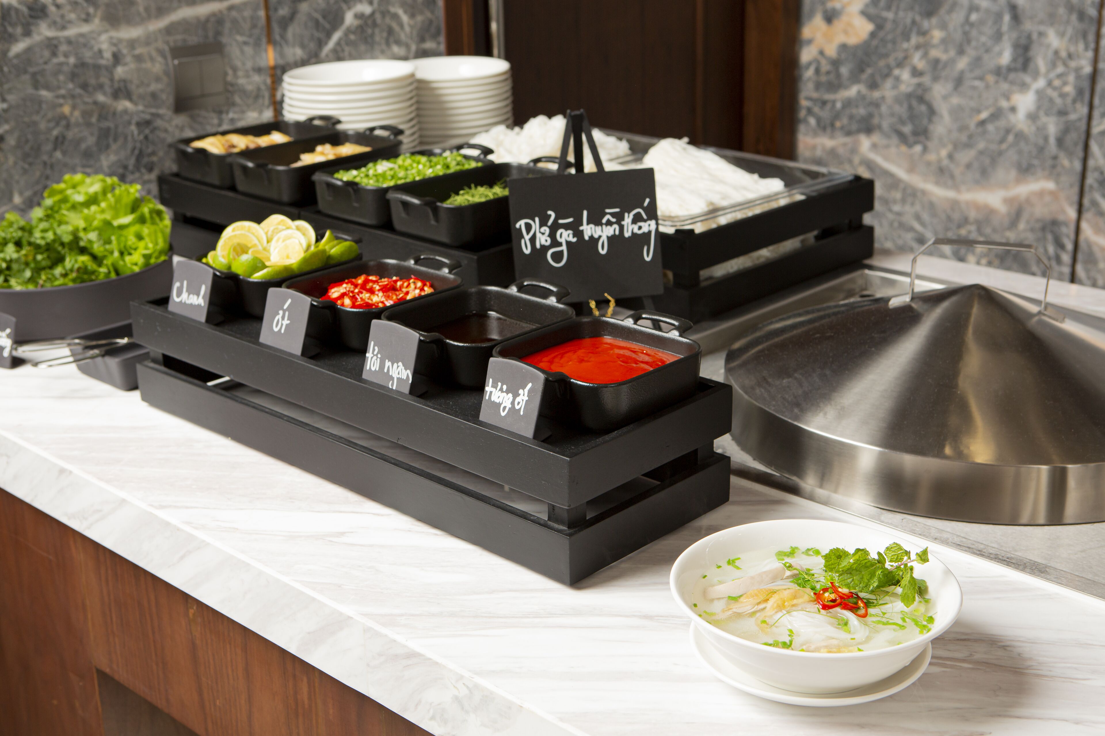 Sarapan bufet setiap hari (VND 200000 seorang) 