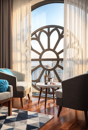 Minibar, in-room safe, desk, laptop workspace - D'Lecia Ha Long (Ha Long)