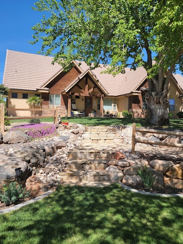 Cottonwood Crossing Retreat 7 King Bedrooms, SLEEPS 36   PARKING GALORE