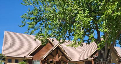 Cottonwood Crossing Retreat 7 King Bedrooms, SLEEPS 36 PARKING GALORE