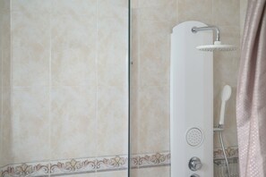 Dusche, kostenlose Toilettenartikel, Haartrockner, Handtücher