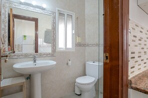 Chuveiro, produtos de toalete grátis, secador de cabelo 