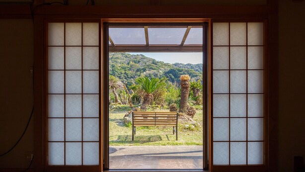 A traditional Japanese room with tatami flooring, a shoji screen door, and a view of a mountainous landscape with a bench outside. - Sasayakana Ouchi Fuuki (Futtsu)