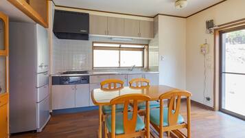 Traditional-Haus (Japanese Style Private Vacation Home) | Essbereich im Zimmer