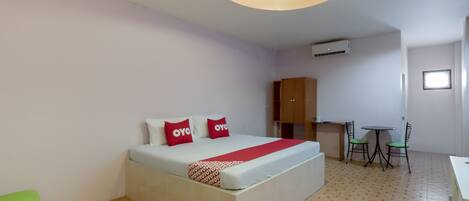 Quarto casal standard | Escrivaninha, Wi-Fi de cortesia, roupa de cama