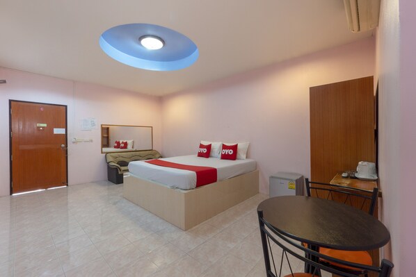 Escritorio, wifi gratis y ropa de cama 