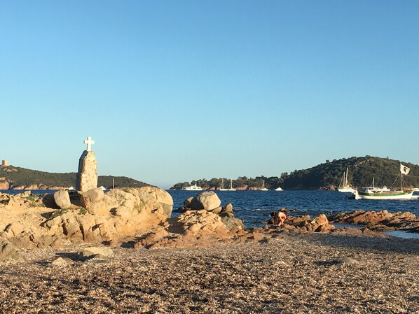 Plage, chaises longues, serviettes de plage