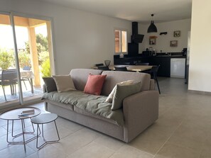 تلفزيون، ألعاب فيديو، مشغل دي في دي، كُتُب