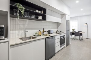 Φούρνος μικροκυμάτων, μαγειρικές εστίες, βραστήρας για καφέ/τσάι