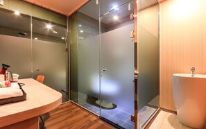 Habitación (Ondol Residence) | Baño | Ducha y bañera combinadas y artículos de higiene personal gratuitos