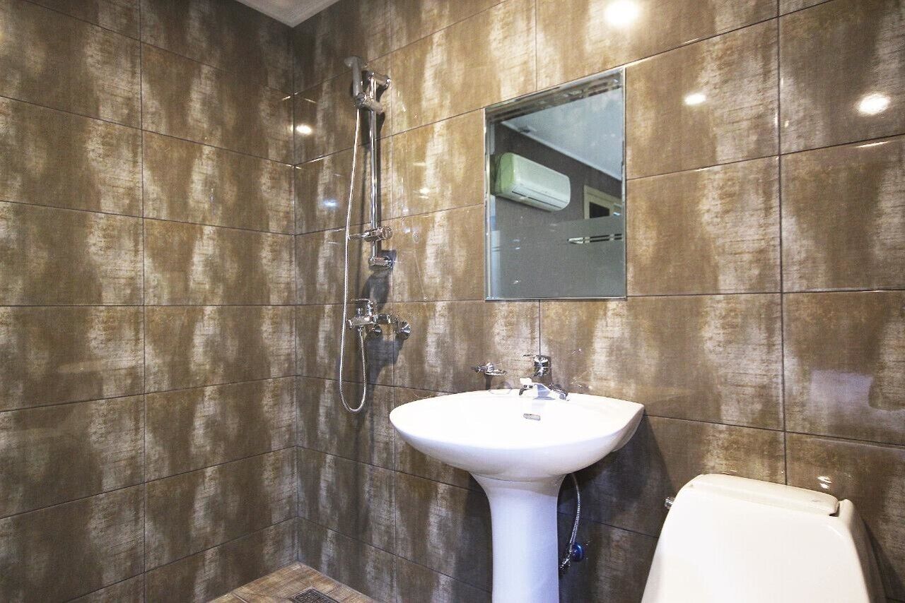 mini room | bathroom | combined shower/bathtub, free toiletries, hair dryer, towels