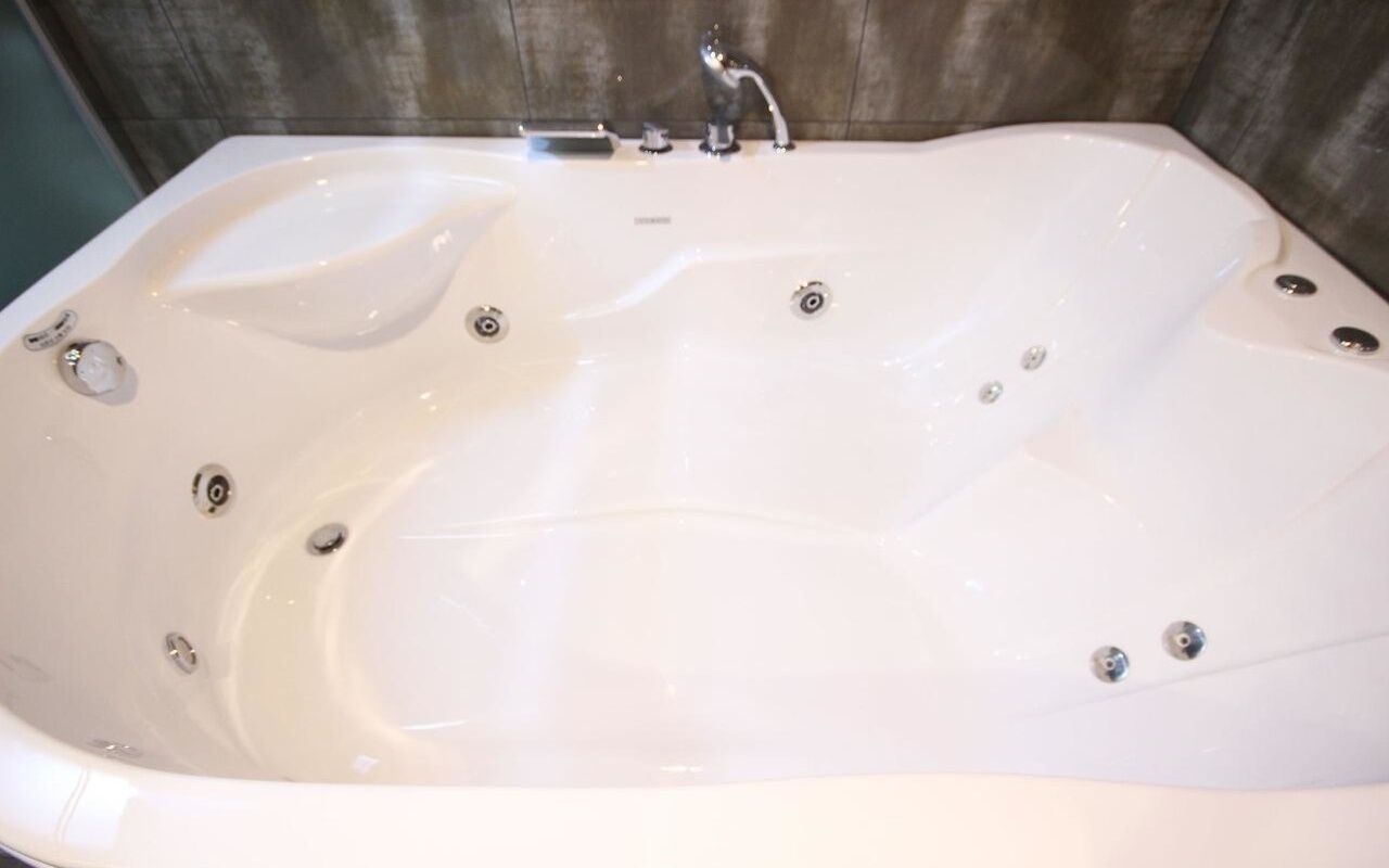 deluxe room (vip+massage chair) | jetted bathtub