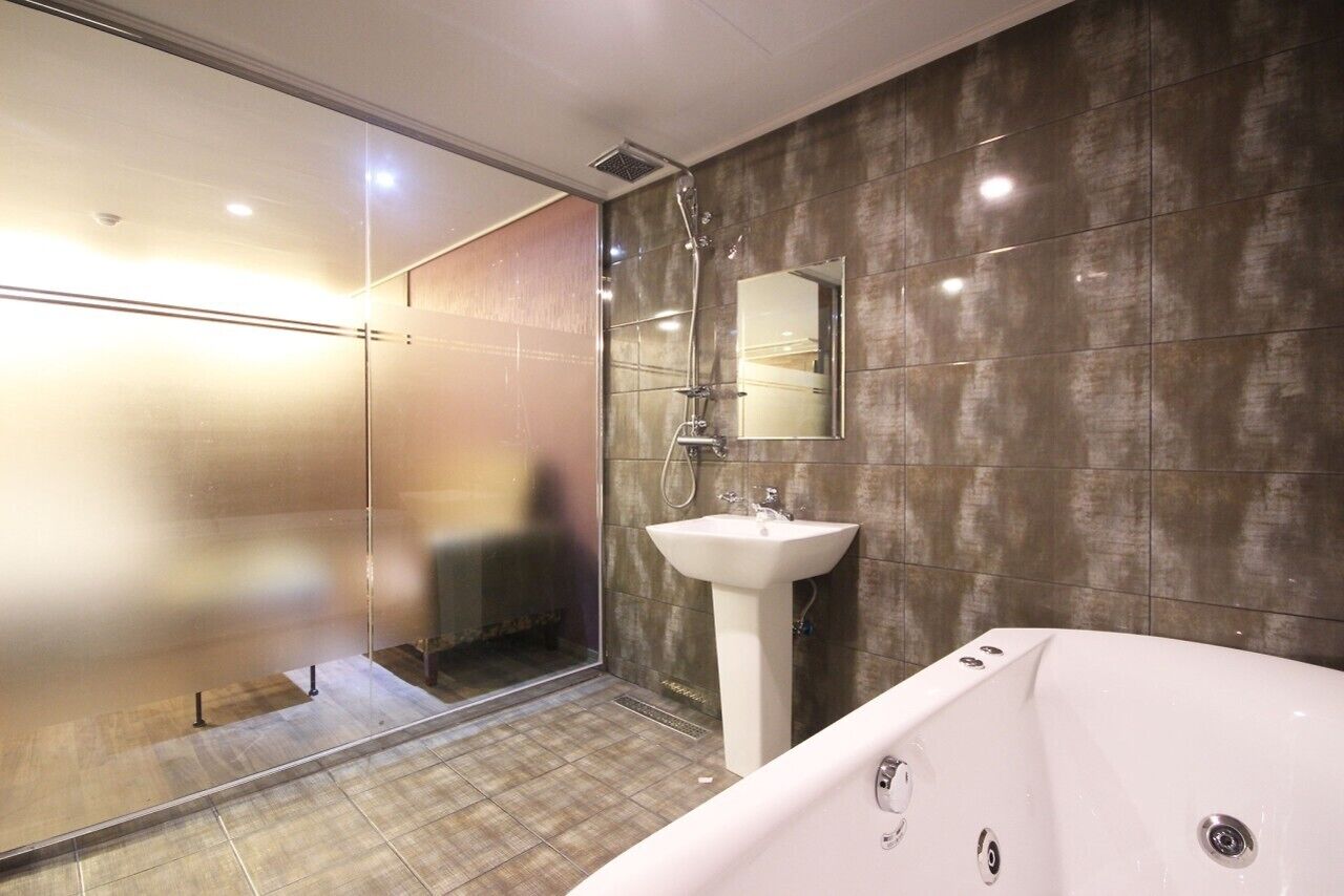 double king residence | bathroom | combined shower/bathtub, free toiletries, hair dryer, towels