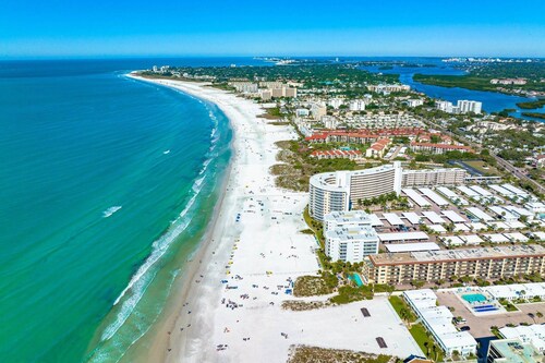 Million Dollar Views! Venice Island | Gulf Views | Steps to Beach | Heated Pool, End Unit
