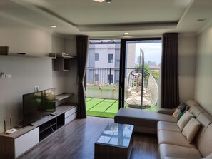 Penthouse Cao cấp | Phòng khách | TV LCD 49-inch có kênh truyền hình cao cấp, TV 