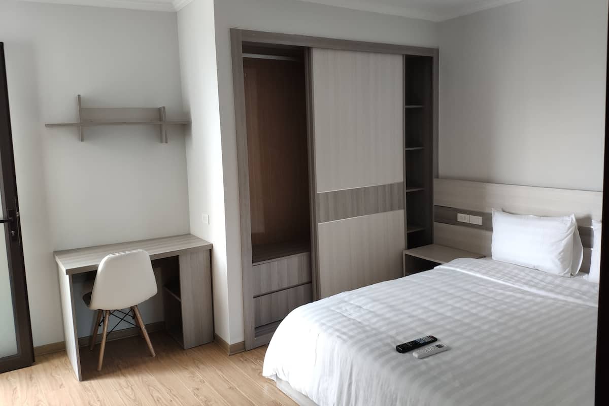 1 bedroom, premium bedding, Tempur-Pedic beds, desk