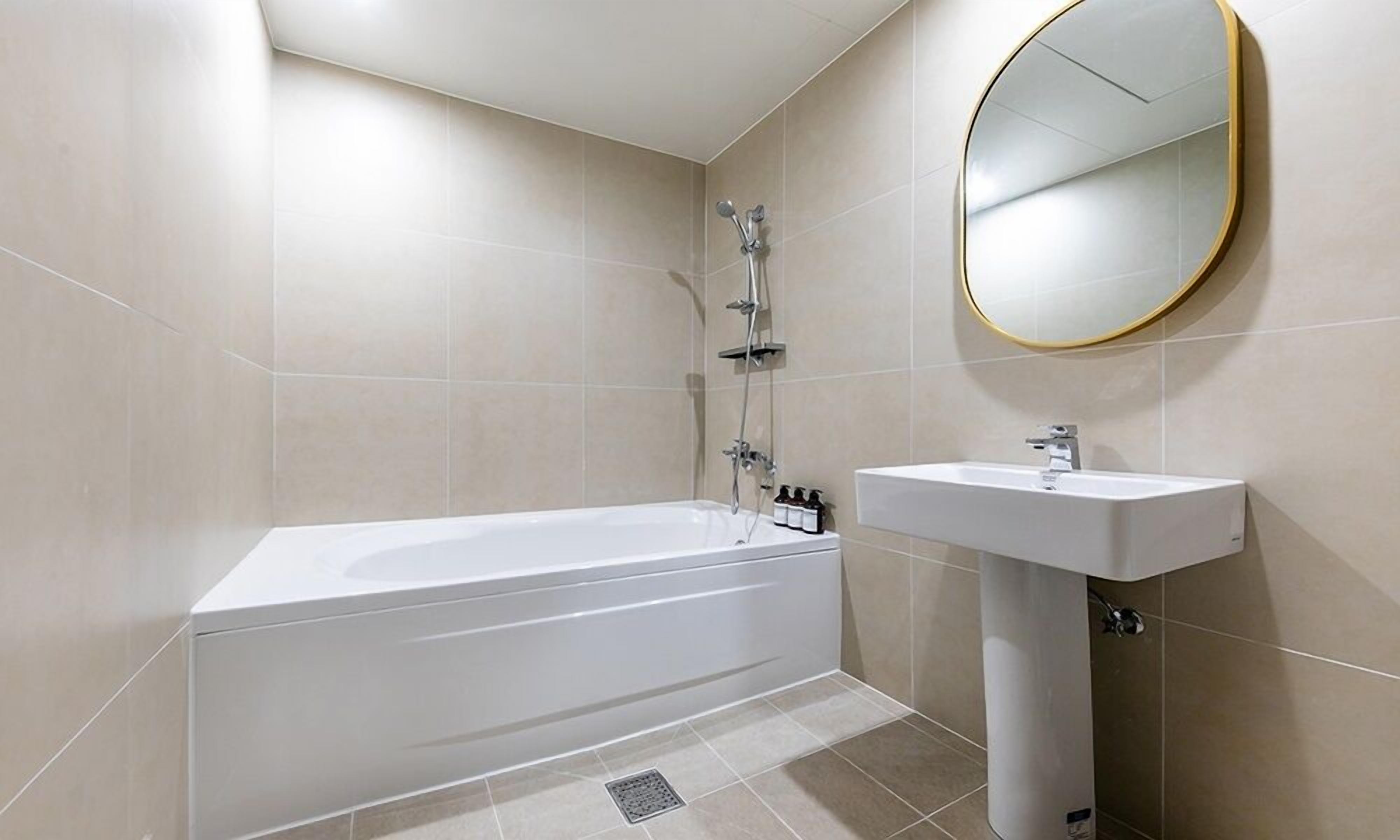 deluxe room | bathroom | combined shower/bathtub, free toiletries, bathrobes, bidet