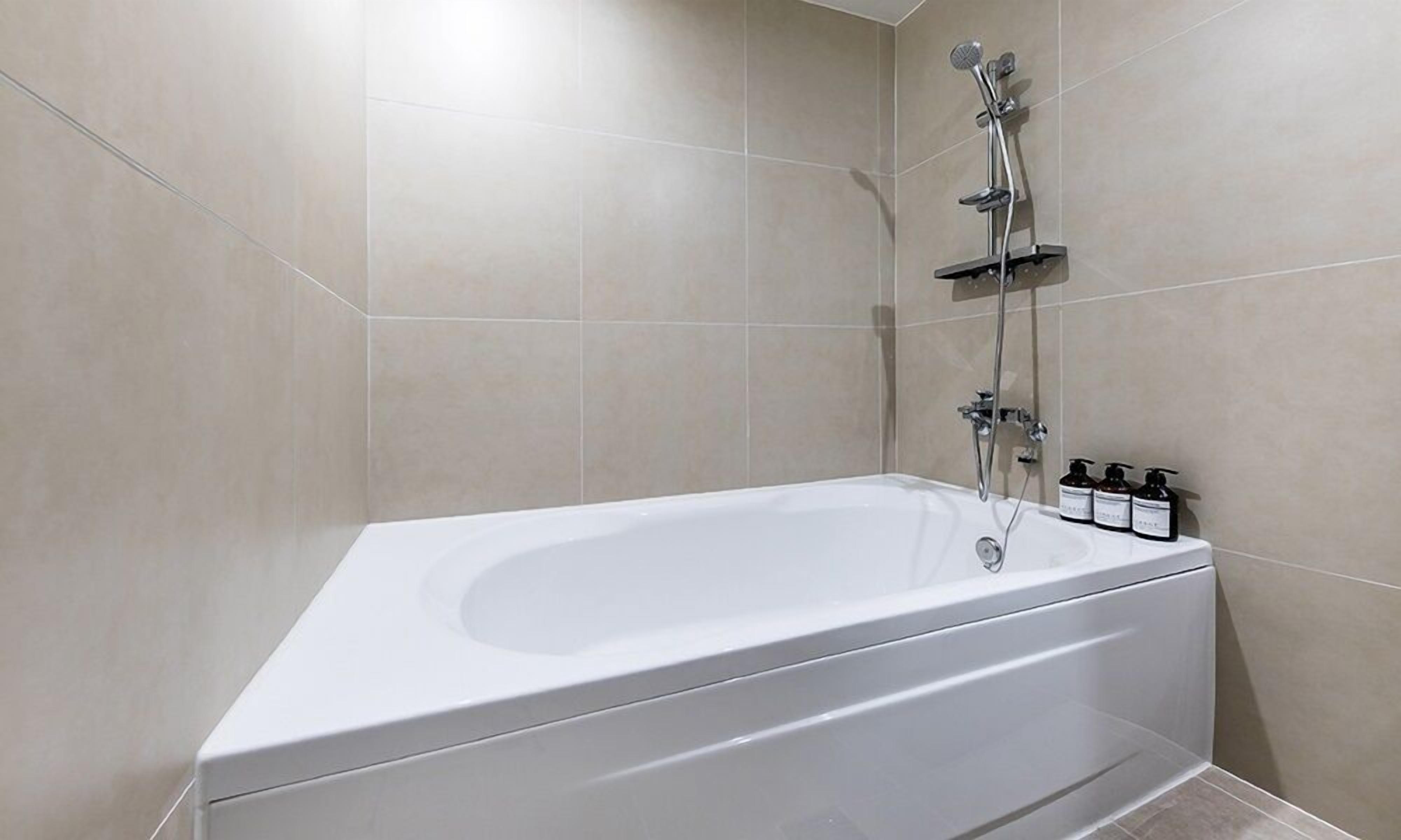 deluxe room | bathroom | combined shower/bathtub, free toiletries, bathrobes, bidet