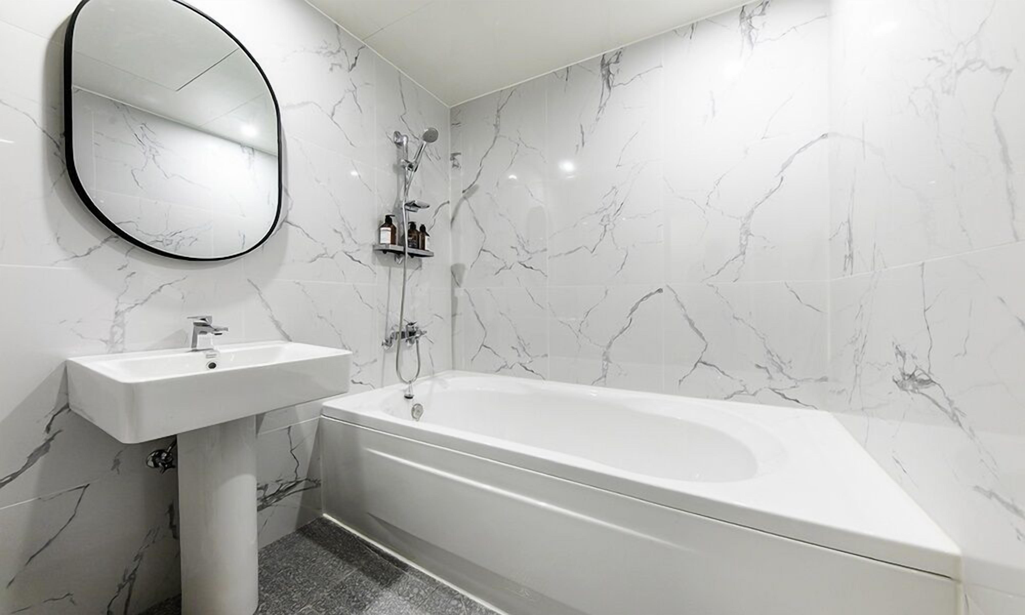 standard room | bathroom | combined shower/bathtub, free toiletries, bathrobes, bidet