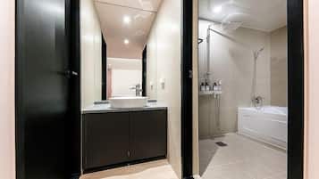 Premium Room | Bathroom | Free toiletries, bathrobes, bidet, towels