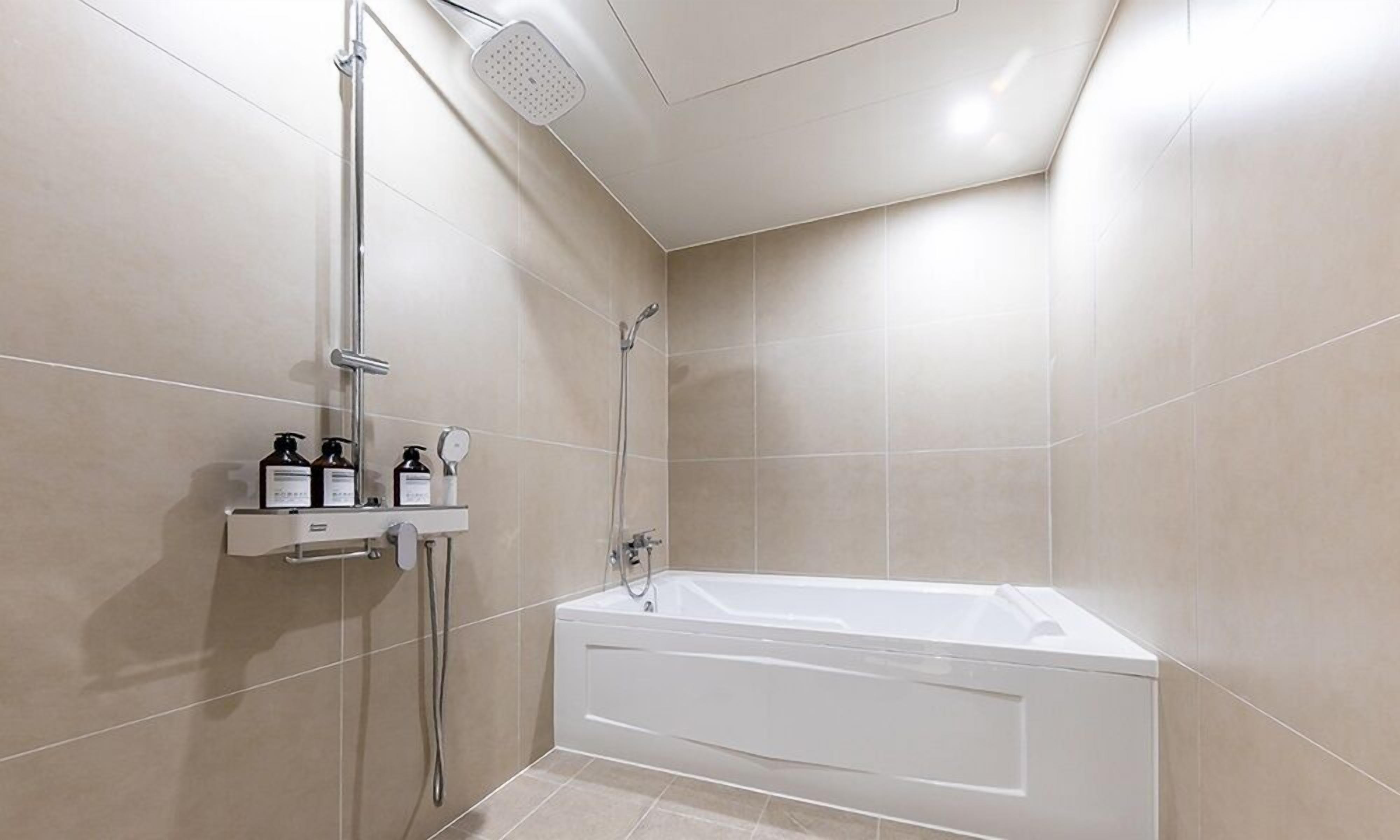 premium room | bathroom | combined shower/bathtub, free toiletries, bathrobes, bidet