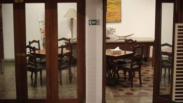 Breakfast, lunch, dinner served; Indonesian cuisine