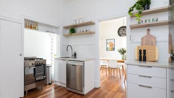 Fridge, oven, stovetop, dishwasher