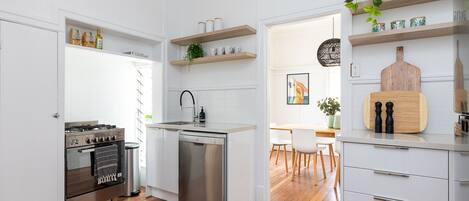 Réfrigérateur, four, plaque de cuisson, lave-vaisselle