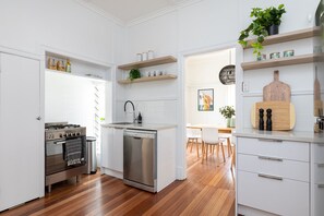 Fridge, oven, stovetop, dishwasher