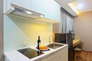 Estudio estándar | Cocina privada | Refrigerador, microondas, parrilla de estufa y utensilios de cocina 