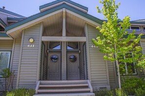 A house with a number 641 on the front door, a porch, and a tree to the right. - Beautiful, pet-friendly townhome w/ mountain views (Mammoth Lakes)