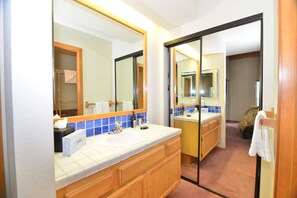 Ensemble douche/baignoire, sèche-cheveux, serviettes fournies, shampoing