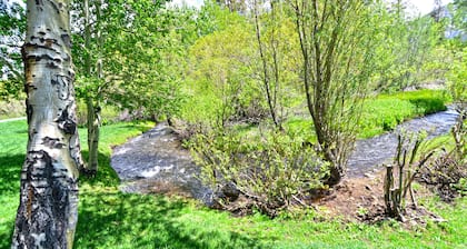 Snowcreek 3+L Townhome, WIFI, New Furnishings, Mtn Views on Meadow!