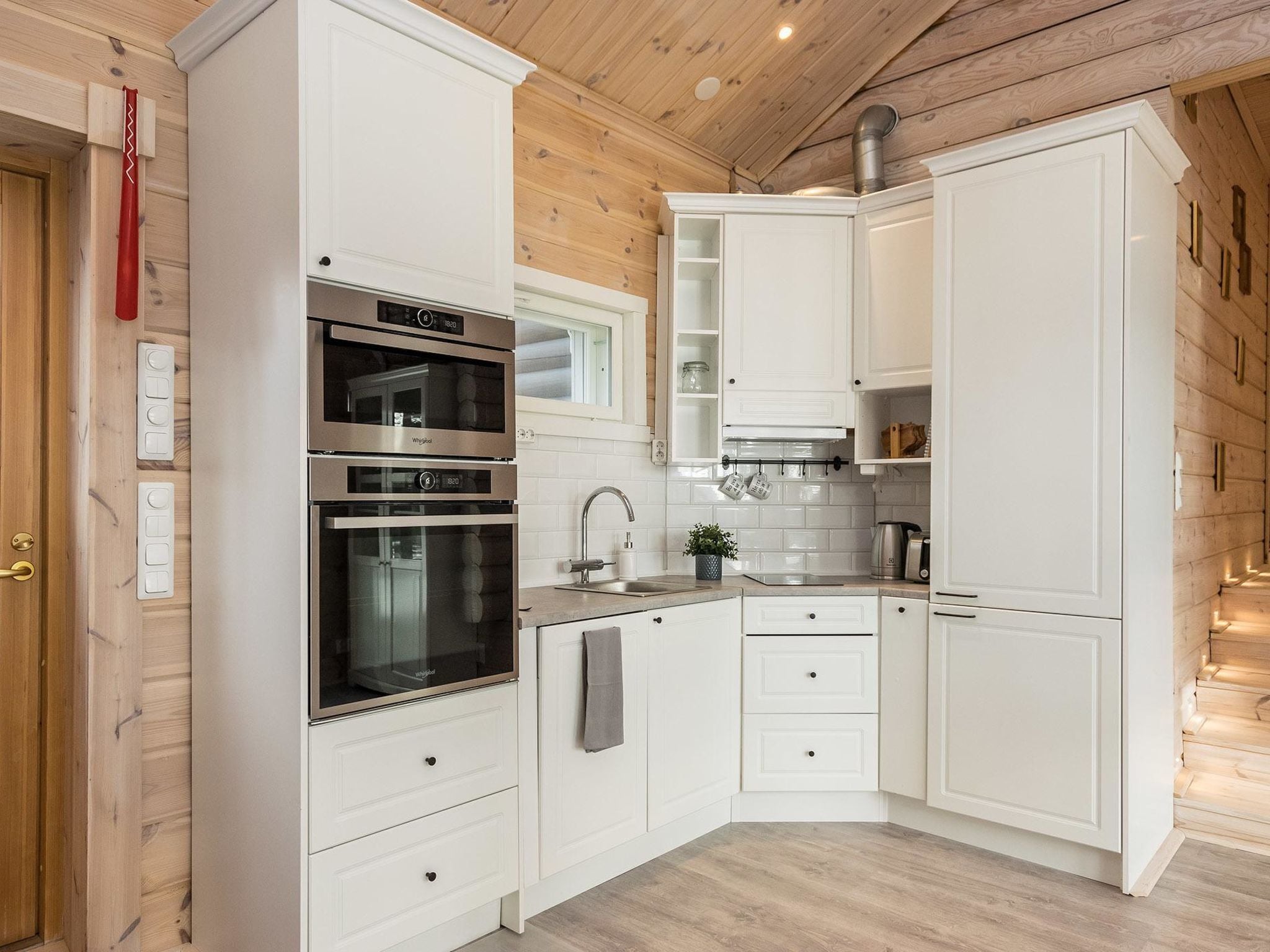 Køleskab, mikrobølgeovn, opvaskemaskine, køkkentøj/tallerkener/redskaber